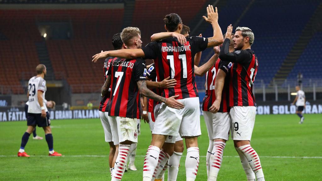 Selebrasi para pemain AC Milan usai Zlatan Ibrahimovic cetak gol ke gawang Bologna Copyright: Marco Luzzani/Getty Images