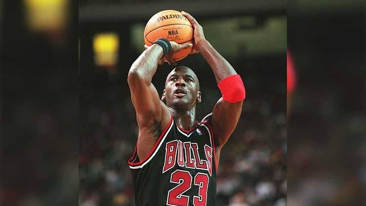 Mantan pebasket Michael Jordan saat memperkuat Chicago Bulls. - INDOSPORT
