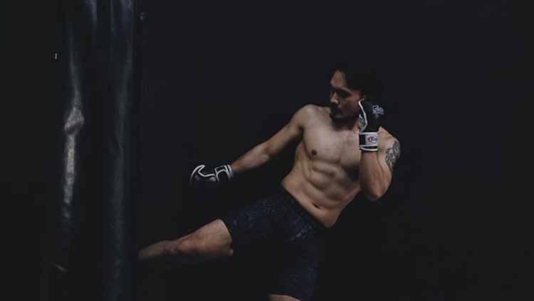 Aktor Indonesia, Randy Pangalila harus melalui ‘jalan neraka’ untuk menjadi seorang petarung Mixed Martial Arts (MMA) handal. - INDOSPORT