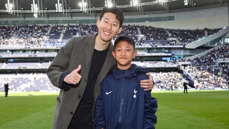 Pesepakbola muda Indonesia,Nathan Fariel Kusuma, saat bertemu bintang Tottenham Hotspur, Son Heung-min. - INDOSPORT