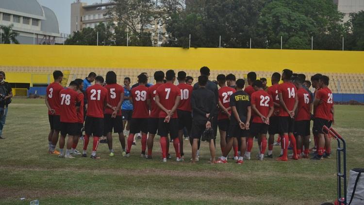 Pelatih Sriwijaya FC, Budiardjo Thalib, memberikan instruksi terkait draf jadwal babak penyisihan Grup D Liga 2 2020.