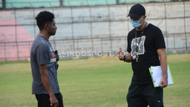 Pelatih PSMS, Gomes de Olivera (kanan) saat berbicara dengan Imanuel Wanggai.