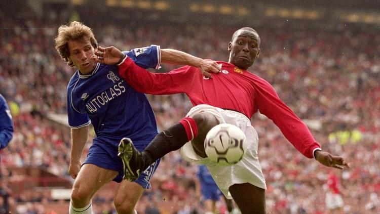 Striker Manchester United, Andy Cole, berduel dengan Gianfranco Zola dalam pertandingan Liga Inggris versus Chelsea, 23 September 2000. - INDOSPORT