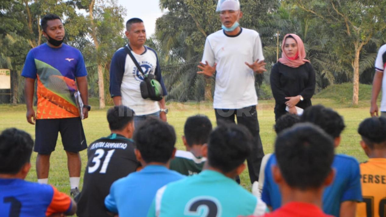 Pelatih Batubara Bisa FC, Suharto AD (baju putih), didampingi Presiden klub, Sri Wahyuni (baju hitam), saat memberikan arahan kepada peserta seleksi. - INDOSPORT