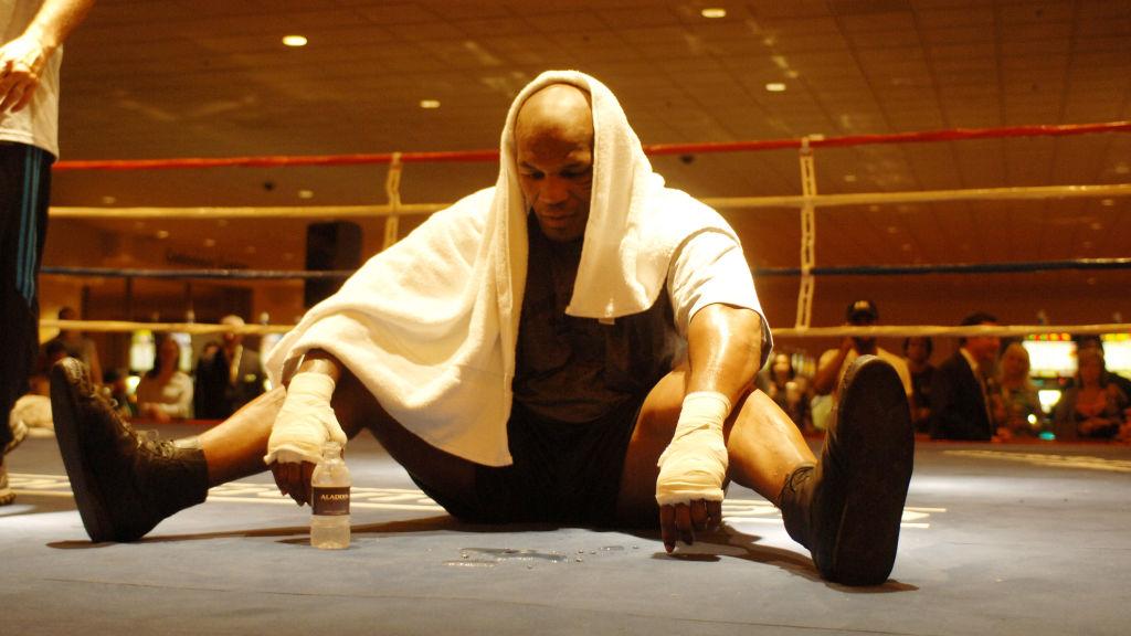 Mike Tyson tampak lelah usai menjalani latihan