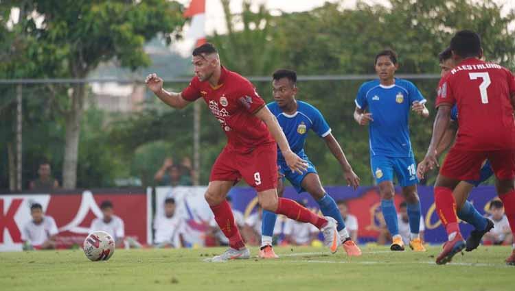 Pergerakan Marko Simic (kiri) dijaga ketat oleh Hargianto pada laga uji coba antara Persija vs Bhayangkara, Rabu (22/09/20).