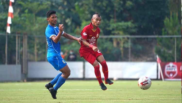 Riko Simanjuntak (kanan) melakukan tendangan ke gawang dijaga ketat M Ichsan pada laga uji coba antara Persija vs Bhayangkara, Rabu (22/09/20).