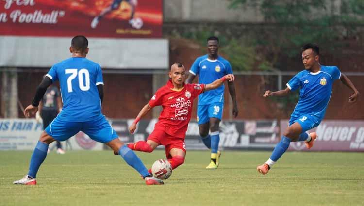 Aksi Riko Simanjuntak dikepung para pemain Bhayangkara pada laga uji coba antara Persija vs Bhayangkara, Rabu (22/09/20).