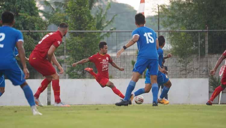 Osvaldo Haay (tengah) saat melakukan umpan ke rekannya pada laga uji coba antara Persija vs Bhayangkara, Rabu (22/09/20).