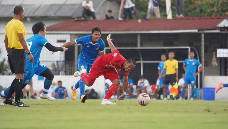 Tony Sucipto coba mengamankan bola dari dua pemain Bhayangkara pada laga uji coba antara Persija vs Bhayangkara, Rabu (22/09/20).