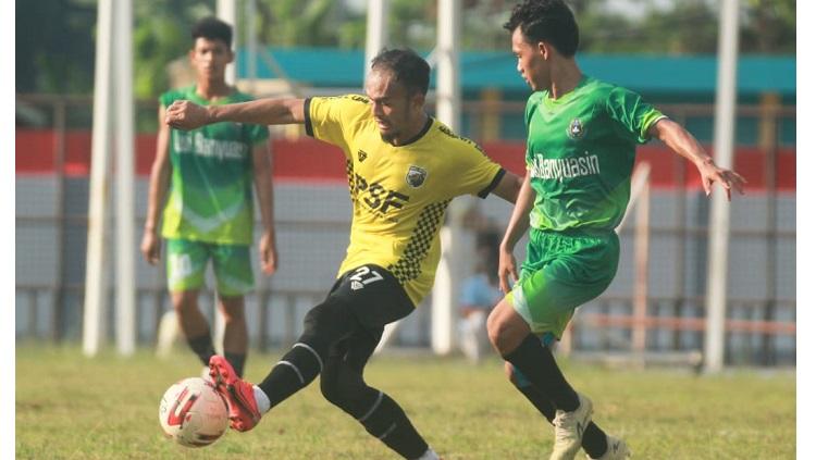 Pemain Muba Babel United, Airlangga Sucipto, berebut bola dengan pemain Persimuba.