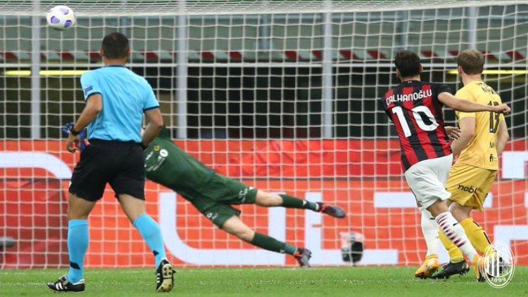 Hakan Calhanoglu mencetak gol untuk AC Milan - INDOSPORT