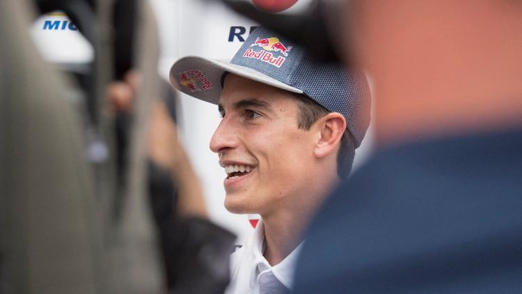 Pembalap Honda Marc Marquez menyambangi paddock jelang rangkaian balapan MotoGP Catalunya, Kamis (24/09/20).