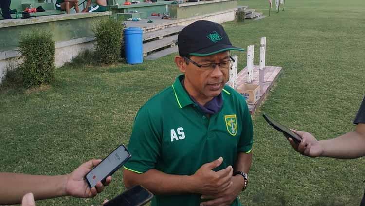 Meski menyayangkan, pelatih Aji Santoso mengaku tak punya masalah dengan mundurnya Rivaldi Bawuo dari Persebaya Surabaya. - INDOSPORT