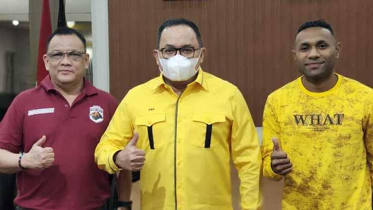Titus Bonai bersama Pembina Muba Babel United Dodi Reza Alex. - INDOSPORT