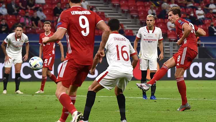 Leon Goretzka melakukan tendangan ke gawan Sevilla, dan mencetak gol yang pertama Bayern Munchen di UEFA Super Cup 2020.