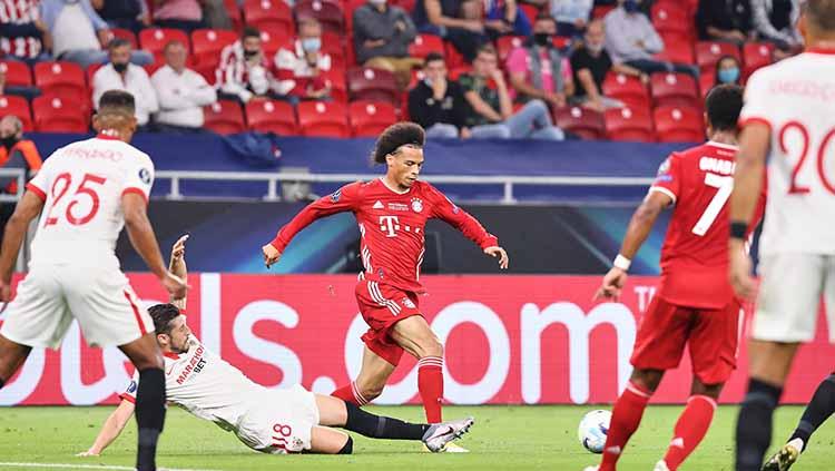 Leroy Sane mendapat tekel oleh Sergio Escudero di laga Bayern Munchen vs Sevilla di UEFA Super Cup 2020.