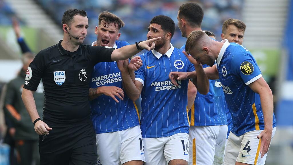 Chris Kavanagh mendapatkan protes dari pemain Brighton - INDOSPORT