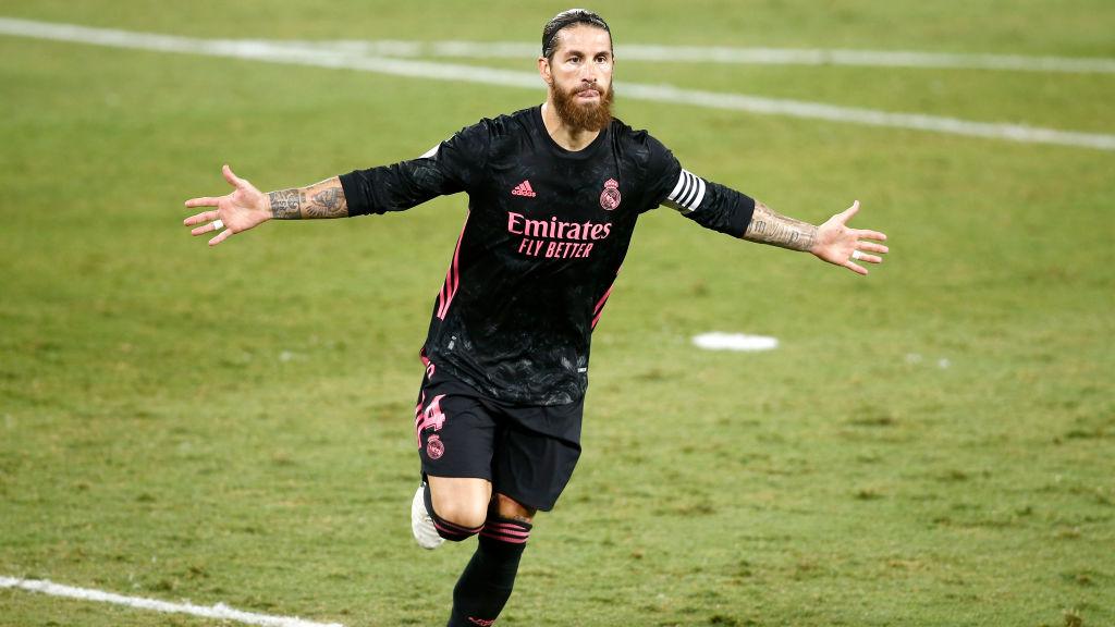 Sergio Ramos melakukan selebrasi usai mencetak gol untuk Real Madrid ke gawang Real Betis