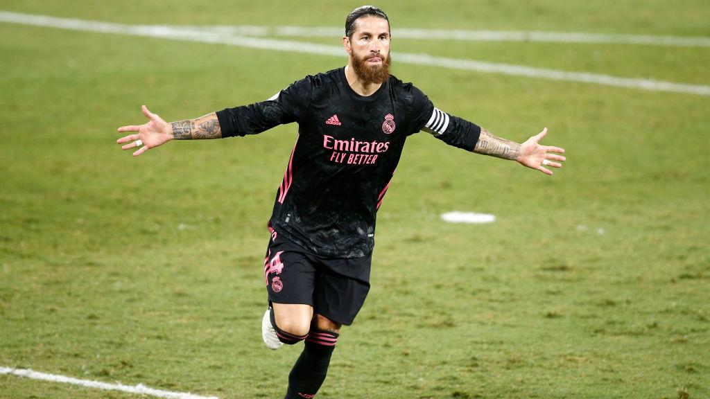Sergio Ramos melakukan selebrasi usai mencetak gol untuk Real Madrid ke gawang Real Betis Copyright: Fran Santiago/Getty Images