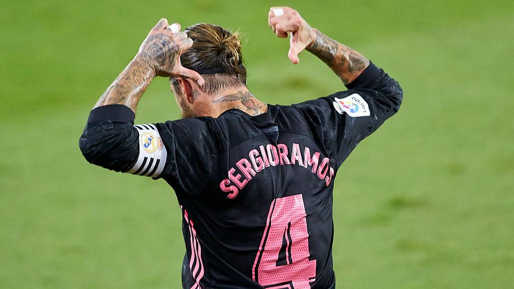 Selebrasi Sergio Ramos usai mencetak gol kemenangan Real Madrid atas Real Betis Copyright: Fran Santiago/Getty Images