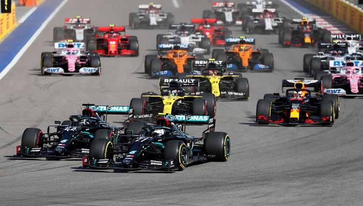 Valtteri Bottas dari Finlandia memimpin di tikungan, F1 Grand Prix Rusia di Sochi Autodrom, Minggu (27/09/2020) di Sochi, Rusia. - INDOSPORT