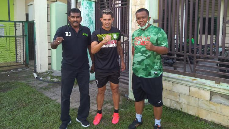 Musim lalu, saat PSMS Medan merekrut pemain naturalisasi Silvio Escobar (tengah). - INDOSPORT