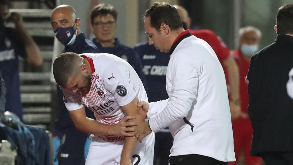 Ante Rebic meringis kesakitan sambil memegang tangannya usai mengalami dislokasi Copyright: Maurizio Lagana/Getty Images