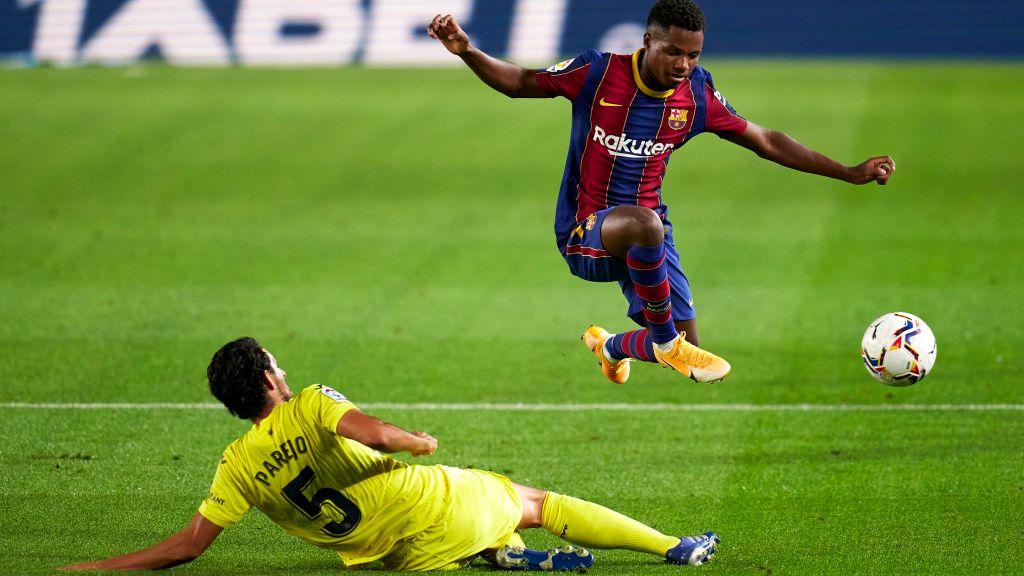 Ansu Fati kembali masuk dalam spotlight di Barcelona namun bukan karena hal positif melainkan konflik dengan rekannya sendiri, Ferran Torres. - INDOSPORT