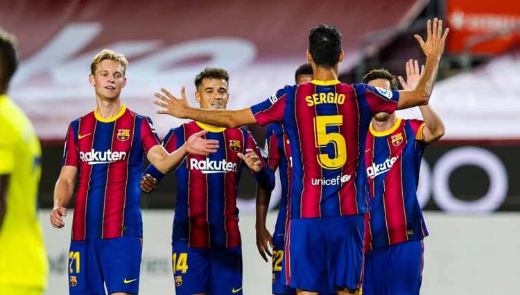 Selebrasi pemain Barcelona usai menang melawan Villarreal. Copyright: Twitter@FCBarcelona