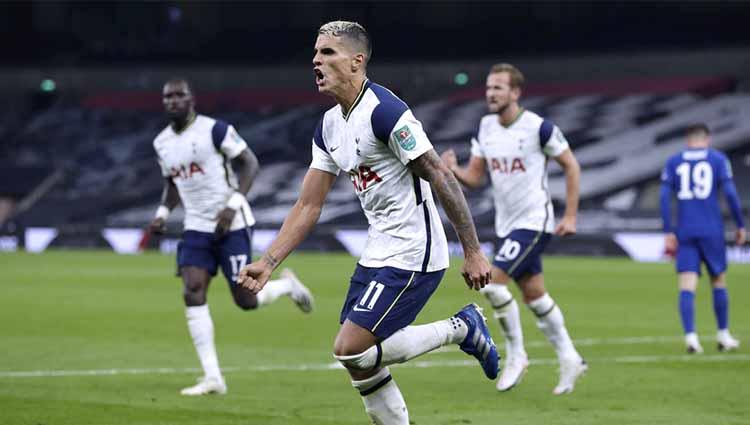 Selebrasi Erik Lamela pemain Tottenham Hotspur usai mencetak gol pertama timnya pertandingan putaran keempat Piala Carabao dengan skor 1-1 dan dilanjutkan adu pinalti. Copyright: Matt Dunham/PA Images via Getty Images
