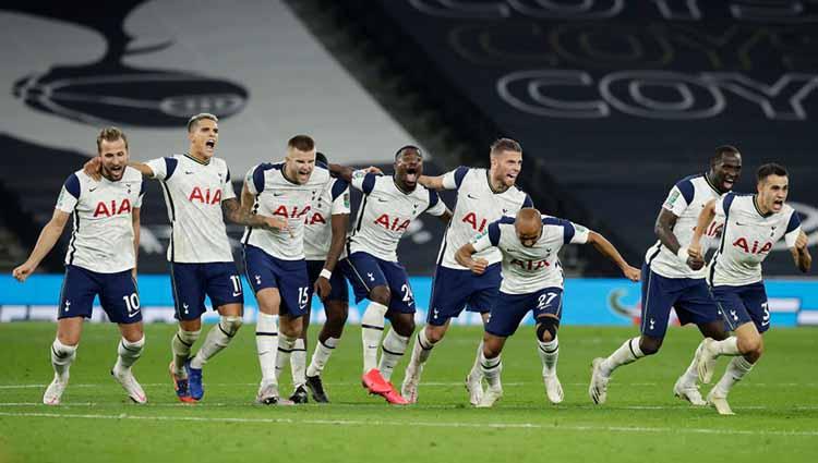 Selebrasi pemain Tottenham Hotspur merayakan kemenangan tim mereka dalam adu penalti pertandingan putaran keempat Piala Liga Inggris kontra Chelsea di Stadion Tottenham Hotspur, (29/09/2020).