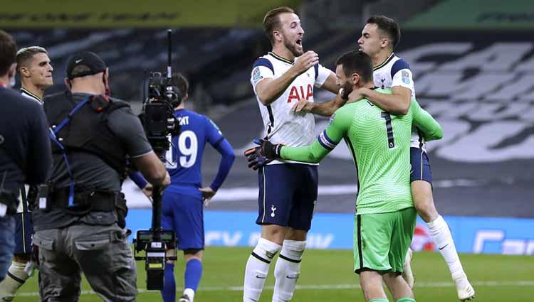 Penjaga gawang Tottenham Hotspur Hugo Lloris merayakan kemenangan bersama Sergio Reguilon (kanan) dan Harry Kane usai memenangkan pertandingan.
