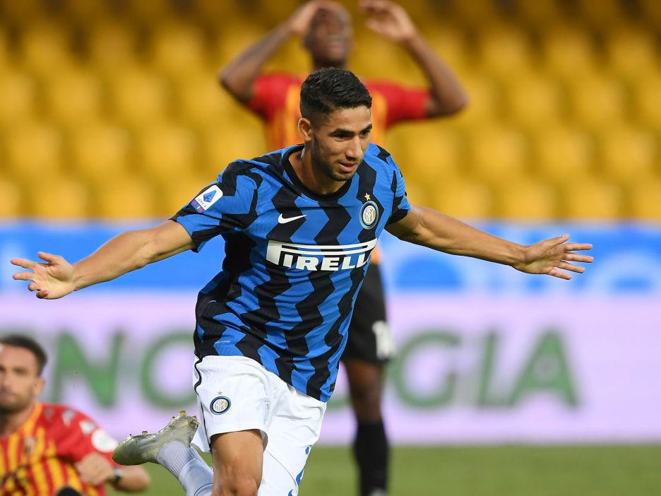 Selebrasi Achraf Hakimi usai mencetak gol di laga Benevento vs Inter Milan Copyright: Francesco Pecoraro/Getty Images