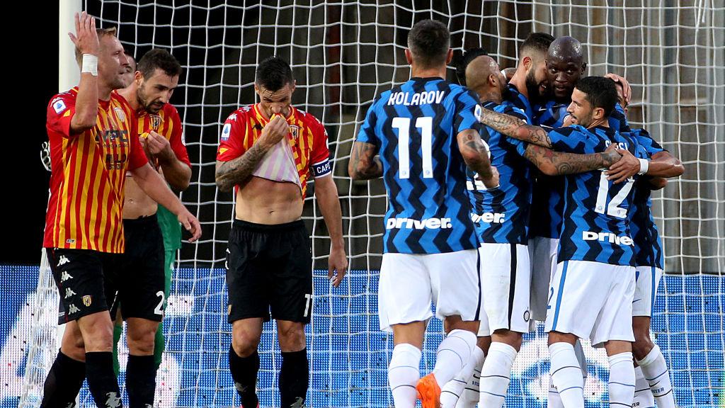 Perayaan skuat Inter Milan usai mencetak gol ke gawang Benevento Copyright: MB Media/Getty Images