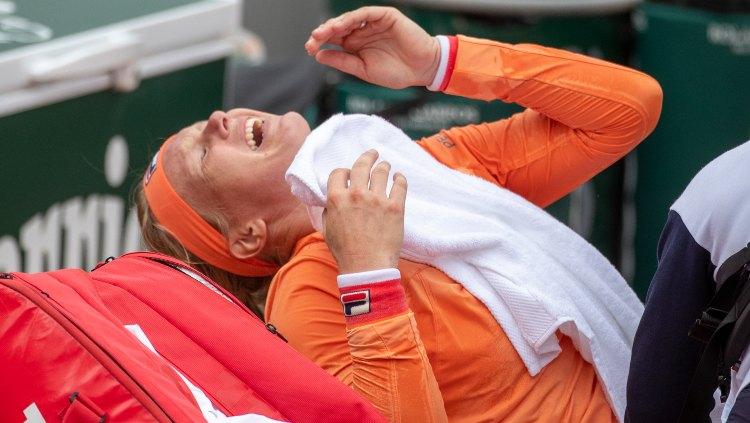 Kiki Bertens tampak kesakitan dalam laga melawan Sara Errani di Prancis Terbuka. - INDOSPORT
