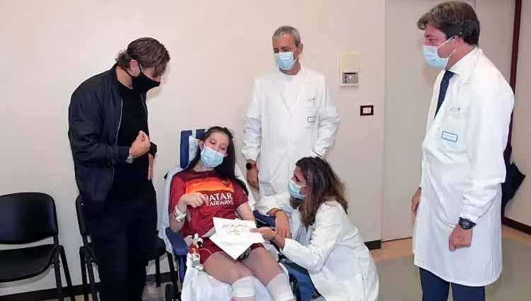 Legenda hidup AS Roma, Francesco Totti mengunjungi seorang wanita bernama Ilenia Matilli, yang akhirnya sadarkan diri setelah koma kurang lebih 11 bulan.
