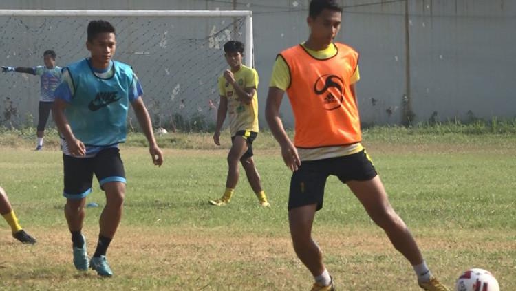 PSHW meminjam pemain muda Persebaya Venko Armedya (rompi biru).