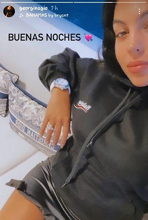 Pacar Cristiano Ronaldo, Georgina Rodriguez, menggunakan jam tangan mewah. Copyright: Instagram @georginagio