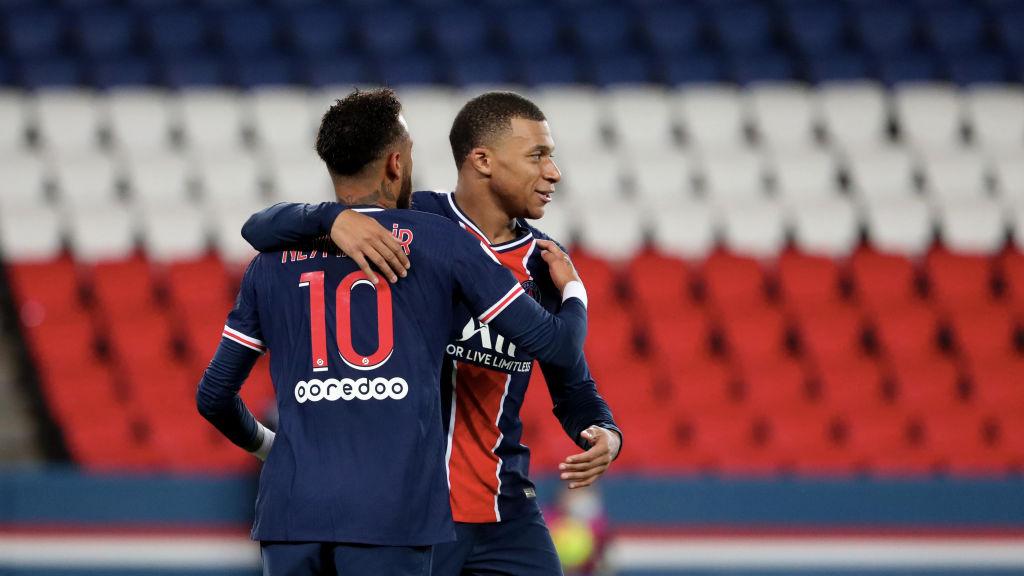 Neymar memeluk Kylian Mbappe usai mencetak gol untuk PSG - INDOSPORT
