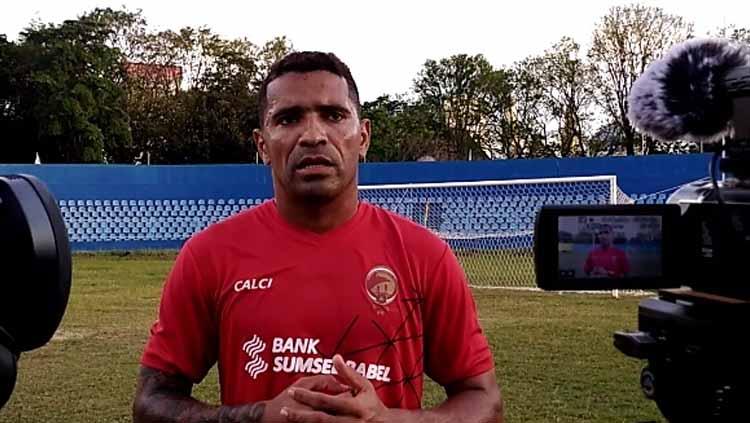 Striker naturalisasi klub Liga 2 Sriwijaya FC Alberto Goncalves, sering tertangkap kamera, kerap menjalani latihan sendiri usai latihan. - INDOSPORT