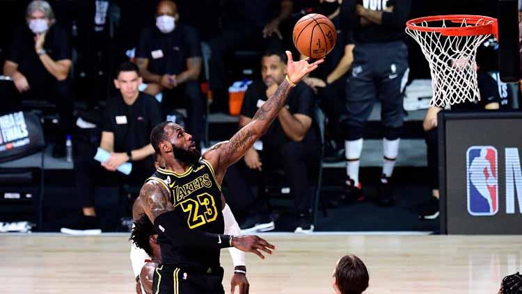 LeBron James dari LA Lakers menembak bola saat kuarter kedua melawan Miami Heat di Game Dua dari Final NBA 2020 di AdventHealth Arena.