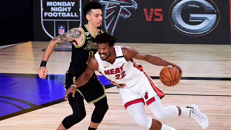 Jimmy Butler mencoba melewati hadangan Danny Green dalam game kedua final NBA 2019/20.