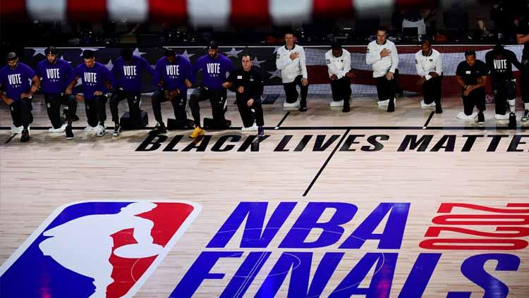 Seluruh pemain dan official tim melakukan aksi menolak rasisme sebelum memulai pertandingan game kedua final NBA 2019/20, antara LA Lakers vs Miami Heat.