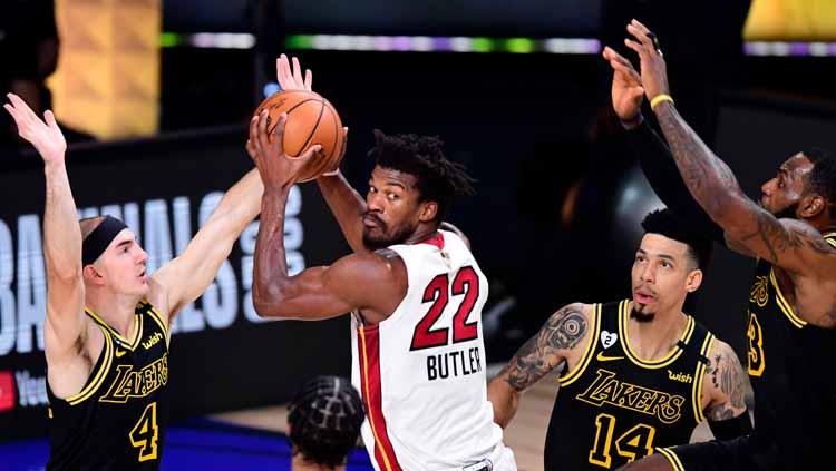 Jimmy Butler terlihat kesulitan menembus pertahanan ketat para pemain LA Lakers di game kedua final NBA 2019/20.
