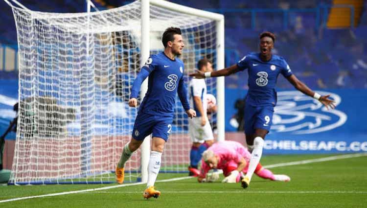 Selebrasi Ben Chilwell merayakan dengan rekan setimnya Tammy Abraham usai mencetak gol pertama untuk timnya pertandingan Liga Premier antara Chelsea vs Crystal Palace, Sabtu (03/10/2020).