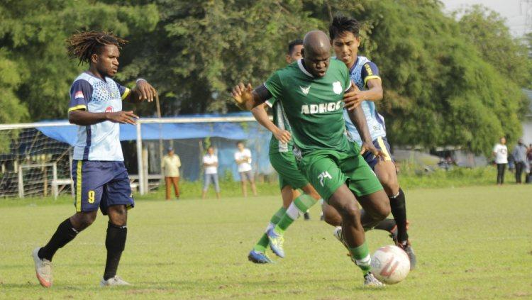 Stoper naturalisasi PSMS Medan, OK John, mencoba melepaskan diri dari hadangan lawan dalam sebuah laga uji coba, Minggu (4/10/20).
