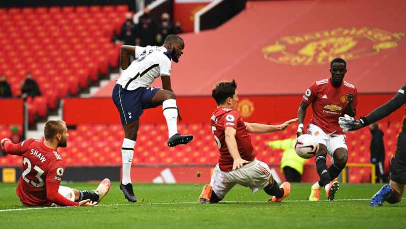 Tanguy Ndombele mencetak gol pertama timnya dengan tendangan keras pada laga Liga Inggris antara Manchester United vs Tottenham Hotspur, Minggu (04/10/20).