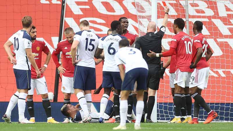 Wasit Anthony Taylor menunjukkan kartu merah kepada Anthony Martial setelah melakukan pelanggaran terhadap Erik Lamela pada laga Liga Inggris antara Manchester United vs Tottenham Hotspur, Minggu (04/10/20).