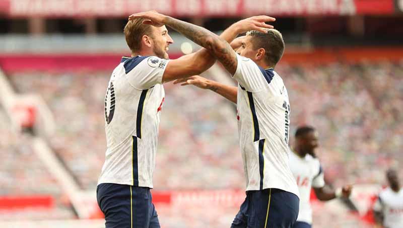 Harry Kane selebrasi bersama Erik Lamela setelah mencetak gol ke-3 timnya pada laga Liga Inggris antara Manchester United vs Tottenham Hotspur, Minggu (04/10/20).